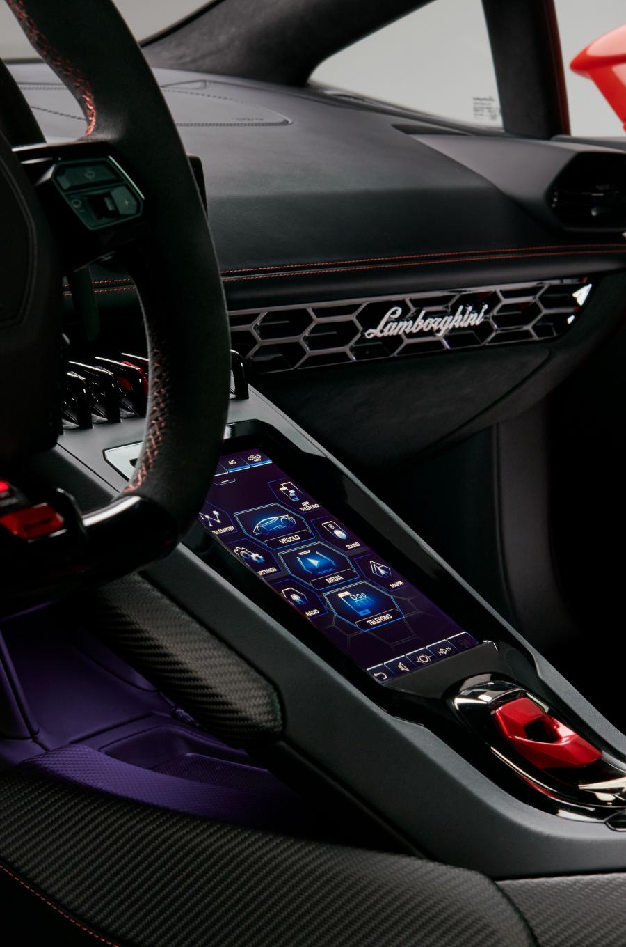 Детали интерьера Lamborghini Huracan EVO (LB724) 2019 года  (фото 6 из 87)